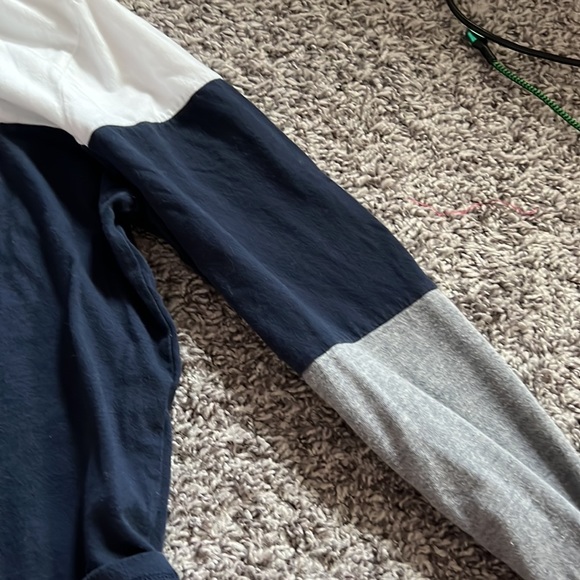 long sleeve hollister top! - Picture 2 of 2